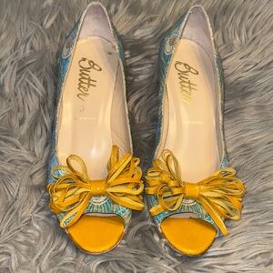 EUC Butter Italy Peacock Golden Bow Peep Toe Kitten Heel Size 8